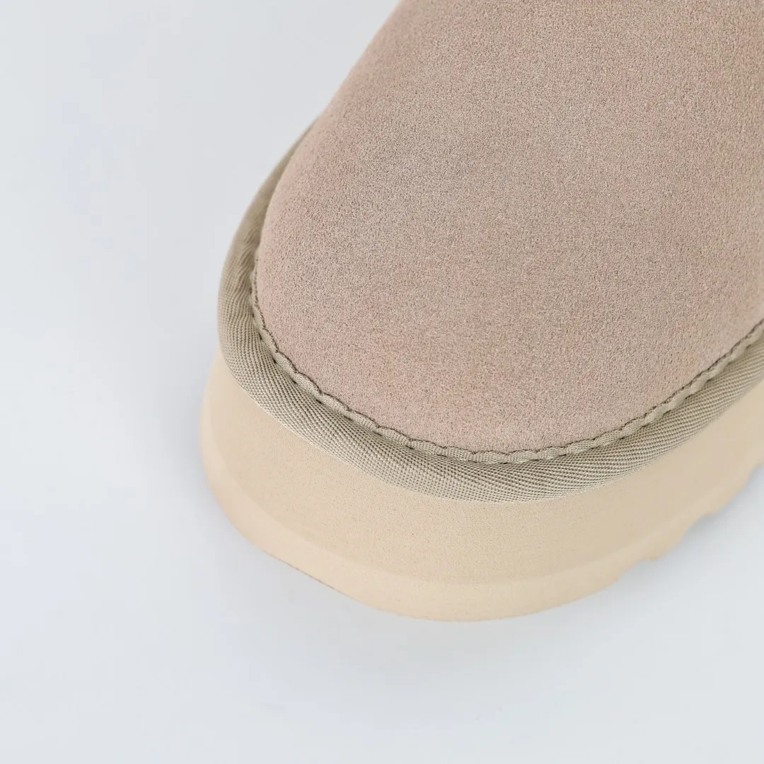 Pick up locally 💰440 The core recommendation is good price E4 UGG Thick-soled short style Zhou Dongyu and Wang Yibo's same series Xiaohongshu popular model Henan Longfeng leather production Cashmere insole is a very suitable choice for keeping warm in winter when going out and at home. In the new year, uug launched a style series, which is partially geared towards the preferences of young consumers and has also been at the forefront of fashion trends. Shoe body material UGGPURE™ implanted wool insole Lightweight non-slip and comfortable rubber outsole With brand LOGO and complete packaging Size: 35 36 37 38 39 40